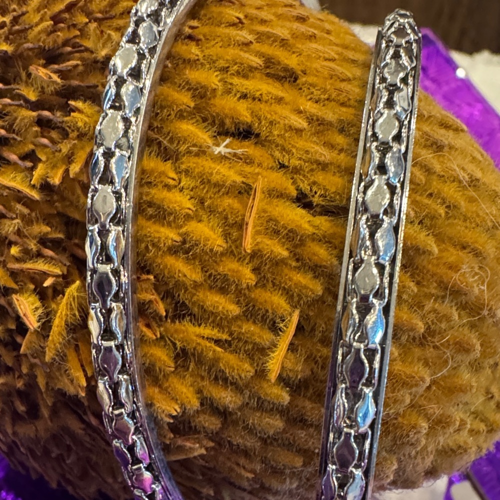 Elegant Silver Bangle Bracelet - Picture 3 of 3